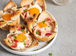 Закуска от солени кошнички от филийки с бекон и яйца на фурна (във форми за мъфини) - снимка на рецептата